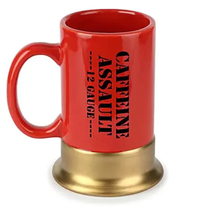 Hrnek Caffeine Assault 12 gauge Keramický hrnek Caffeine Assault 12 gauge je ideální na kávu nebo váš oblíbený čaj. Tento hrnek je dokonalou „obranou“ pro zdolání všech překážek, který se Vám den rozhodne připravit.